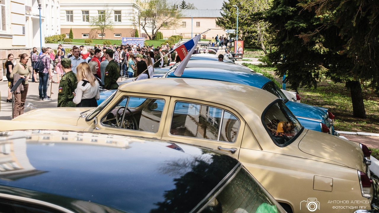 Выставка ретро автомобилей в ПГУ