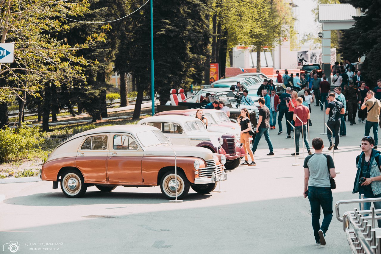 Выставка ретро автомобилей в ПГУ
