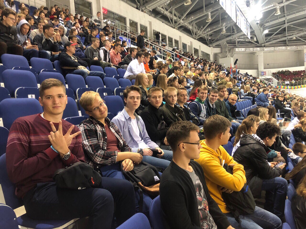 Студенты 1-2 курсов факультета вычислительной техники посетили хоккейный матч между командами Пензенской области и российской прессы».